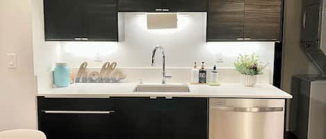 Microondas, horno, placa de cocina, lavavajillas