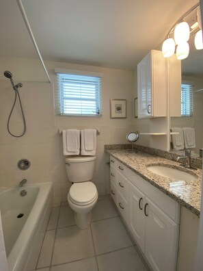 Bathroom - Olde Naples Cottage (Naples)