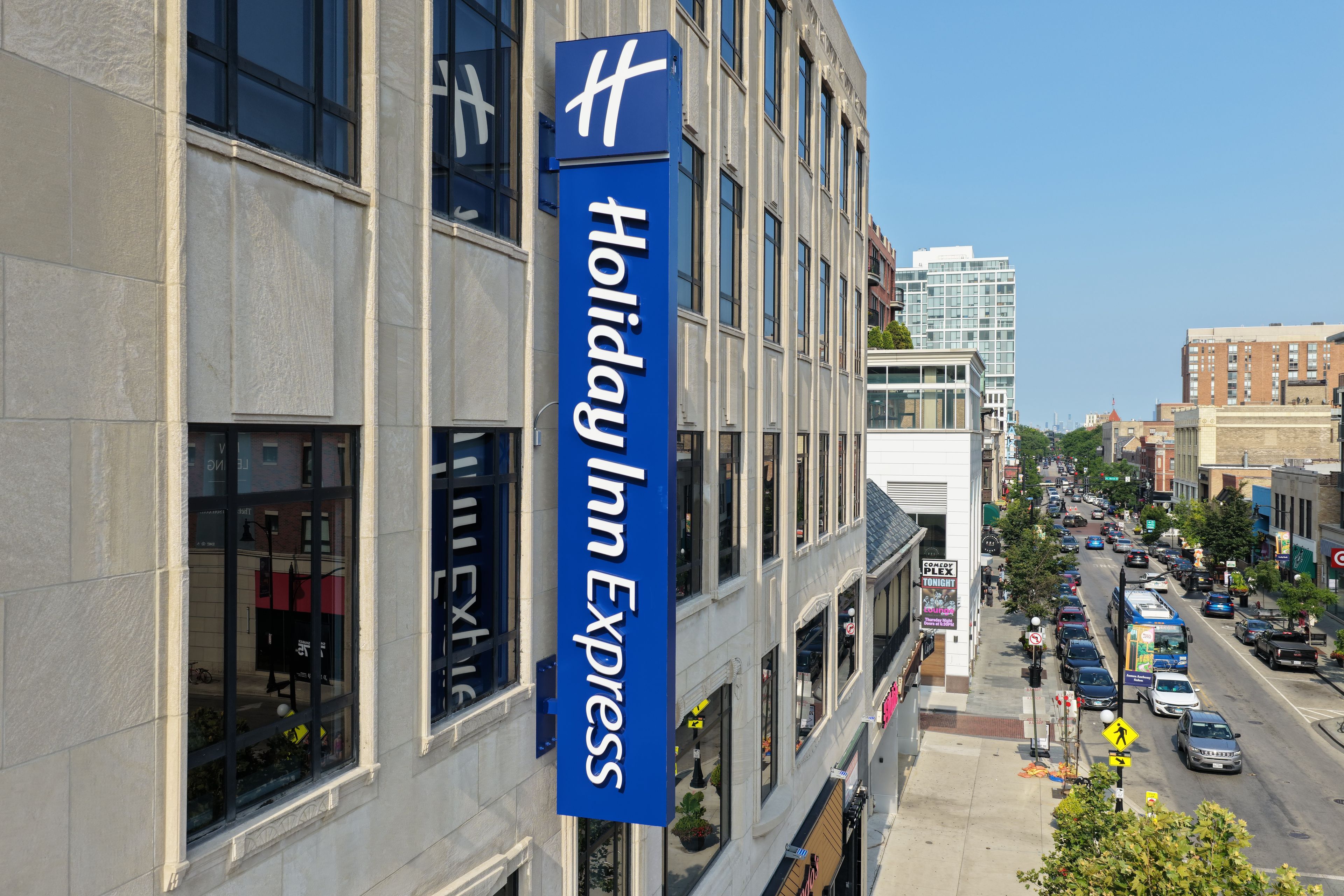 Un bâtiment sur lequel on peut voir une grande enseigne « Holiday Inn Express ».