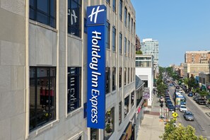 Un bâtiment sur lequel on peut voir une grande enseigne « Holiday Inn Express ».