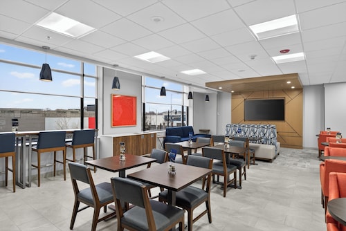 Holiday Inn Express and Suites Chicago West Oak Park by IHG