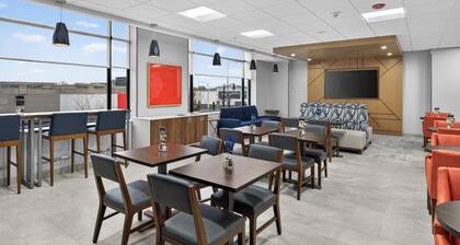 Holiday Inn Express and Suites Chicago West Oak Park by IHG