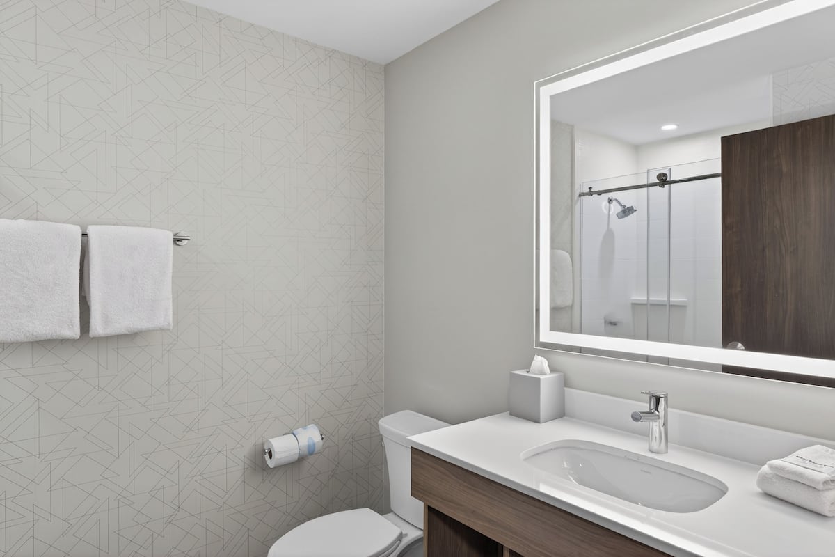 Shower, towels