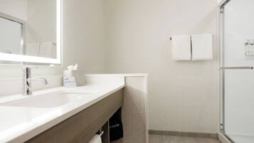 Een douche, handdoeken