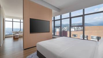 1 Bedroom Suite | Premium bedding, down duvets, desk, laptop workspace