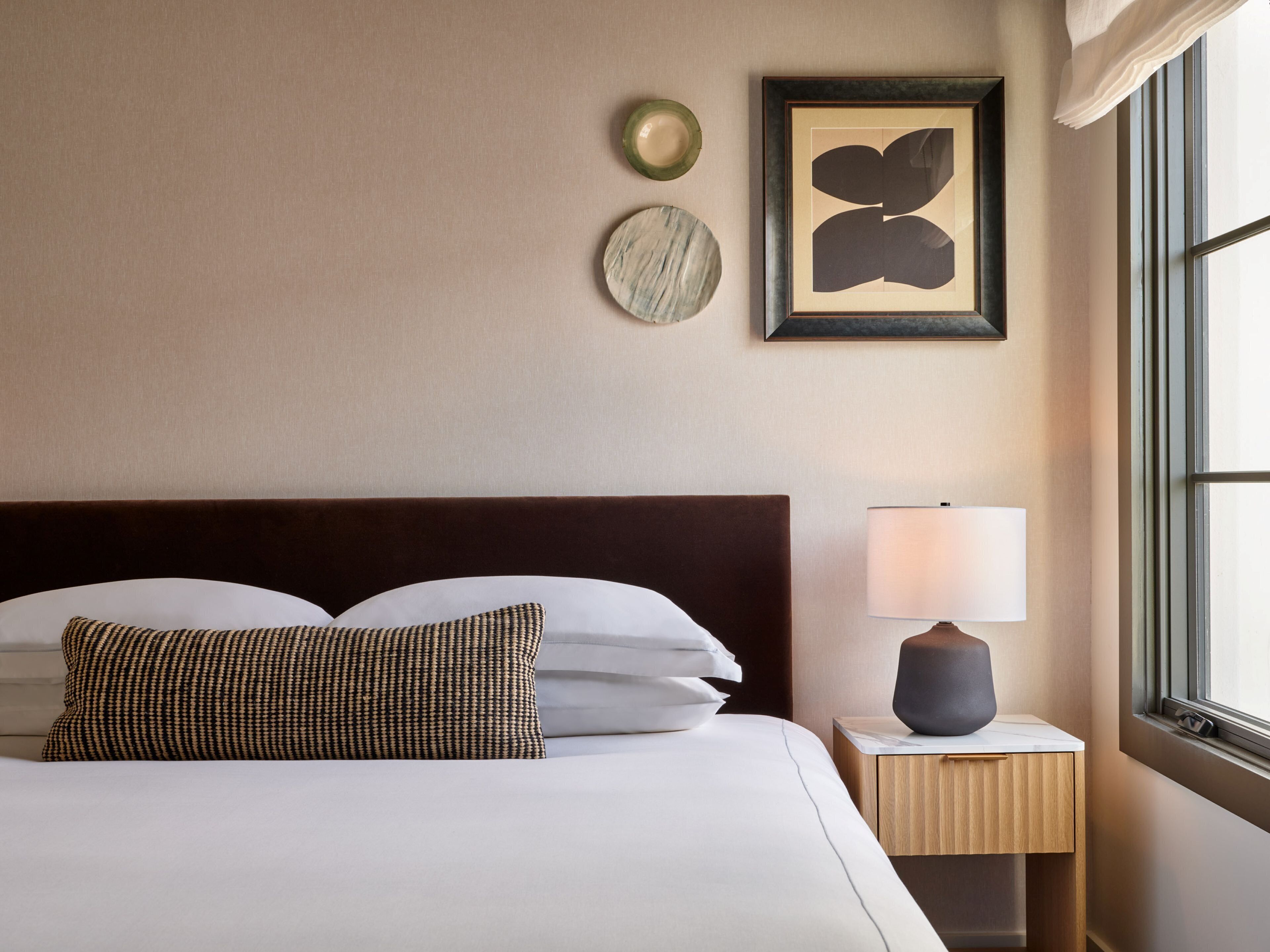 Ropa de cama de alta calidad, colchones con pillow-top y minibar 