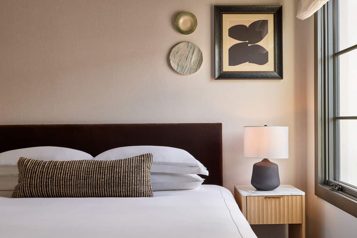 Ropa de cama de alta calidad, colchones con pillow-top y minibar