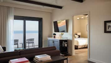 Suite, 1 Schlafzimmer, rollstuhlgeeignete Dusche, Balkon (Mobility Accessible, Bay View) | Wohnbereich | Smart-TV, Netflix, Hulu, Pay-TV