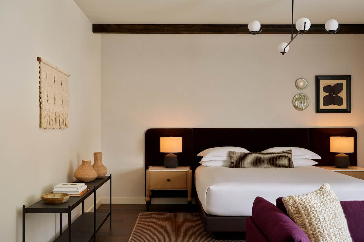 Ropa de cama de alta calidad, colchones con pillow-top y minibar