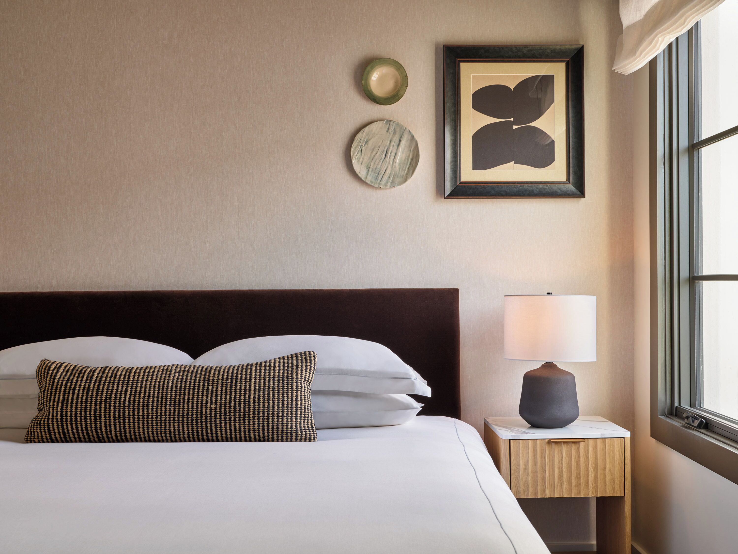 Ropa de cama de alta calidad, colchones con pillow-top y minibar 