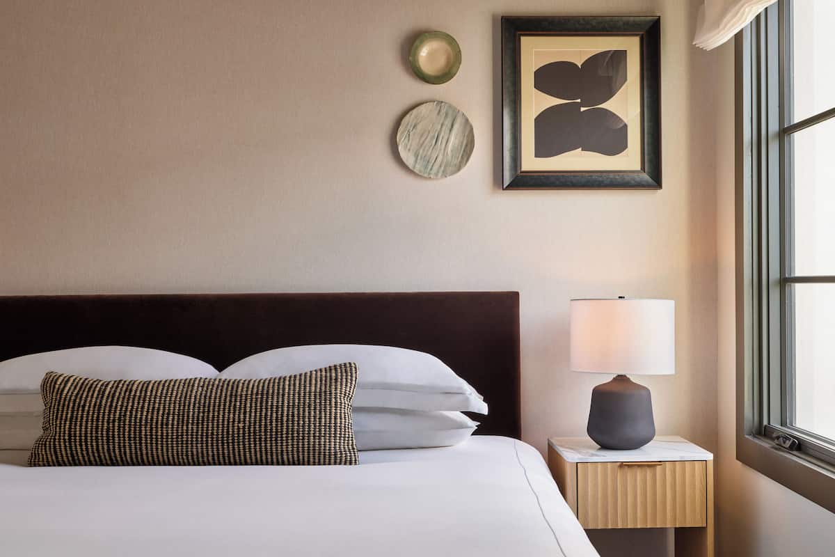 Ropa de cama de alta calidad, colchones con pillow-top y minibar