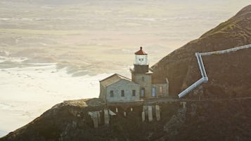 Un faro en un acantilado con vista al océano.