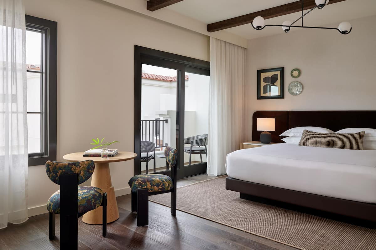 Ropa de cama de alta calidad, colchones con pillow-top y minibar