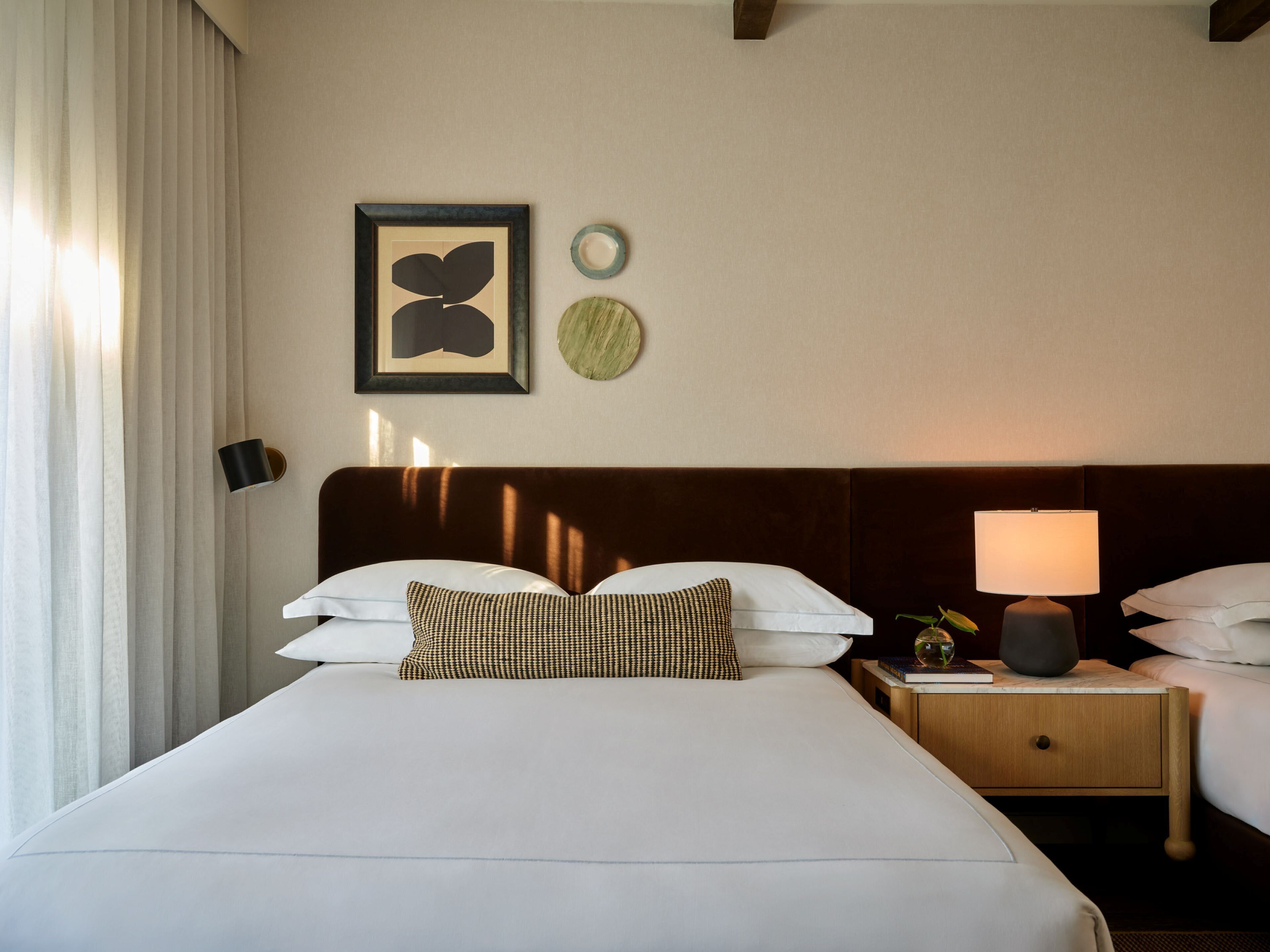 Ropa de cama de alta calidad, colchones con pillow-top y minibar 