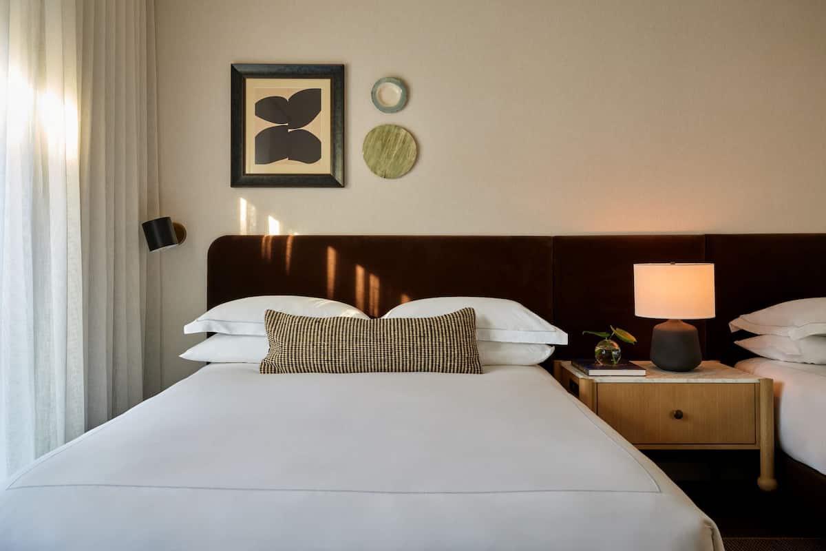 Ropa de cama de alta calidad, colchones con pillow-top y minibar