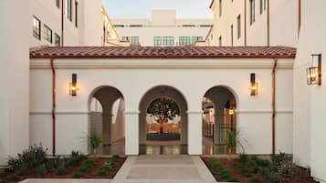 Vista frontal de la propiedad