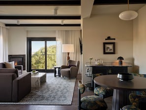 Suite, 1 Bedroom, Fireplace, Bay View | In-room dining