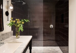 Designer-hygieniatuotteet, hiustenkuivaaja, kylpytakit, tohvelit