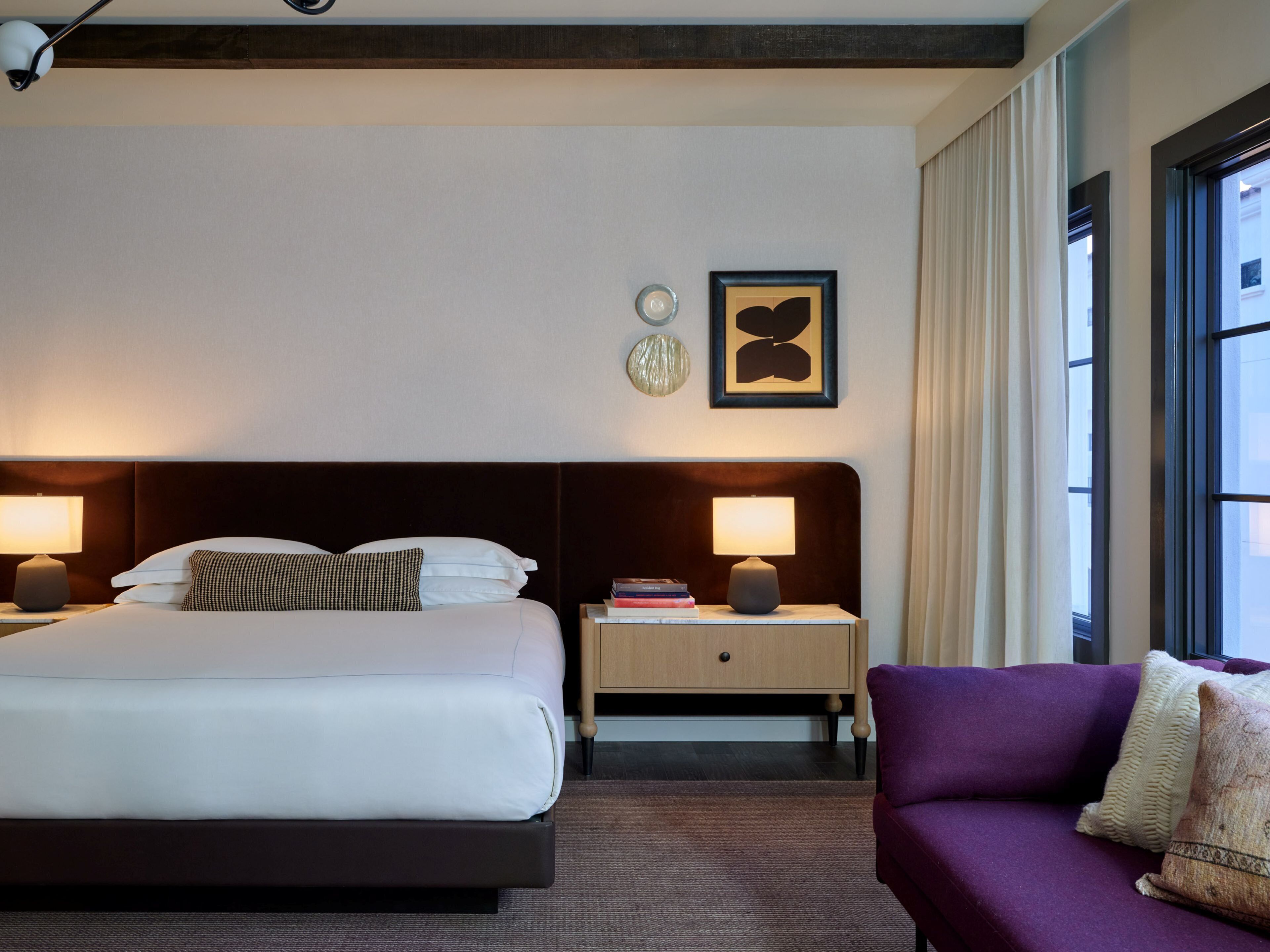 Ropa de cama de alta calidad, colchones con pillow-top y minibar 