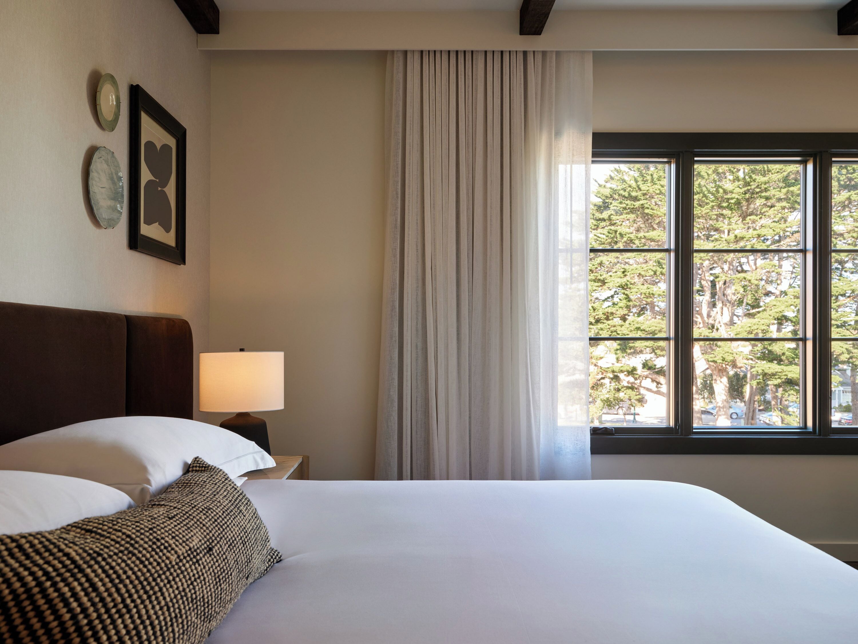 Ropa de cama de alta calidad, colchones con pillow-top y minibar 