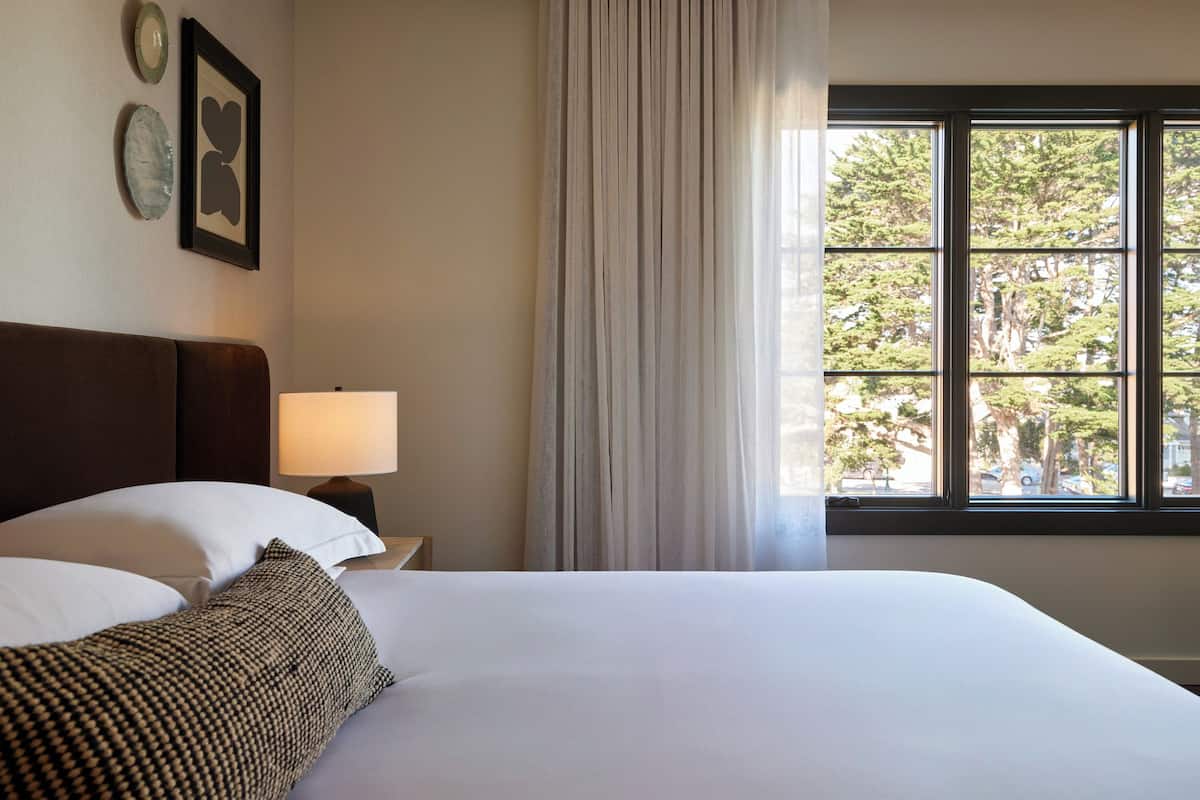 Ropa de cama de alta calidad, colchones con pillow-top y minibar