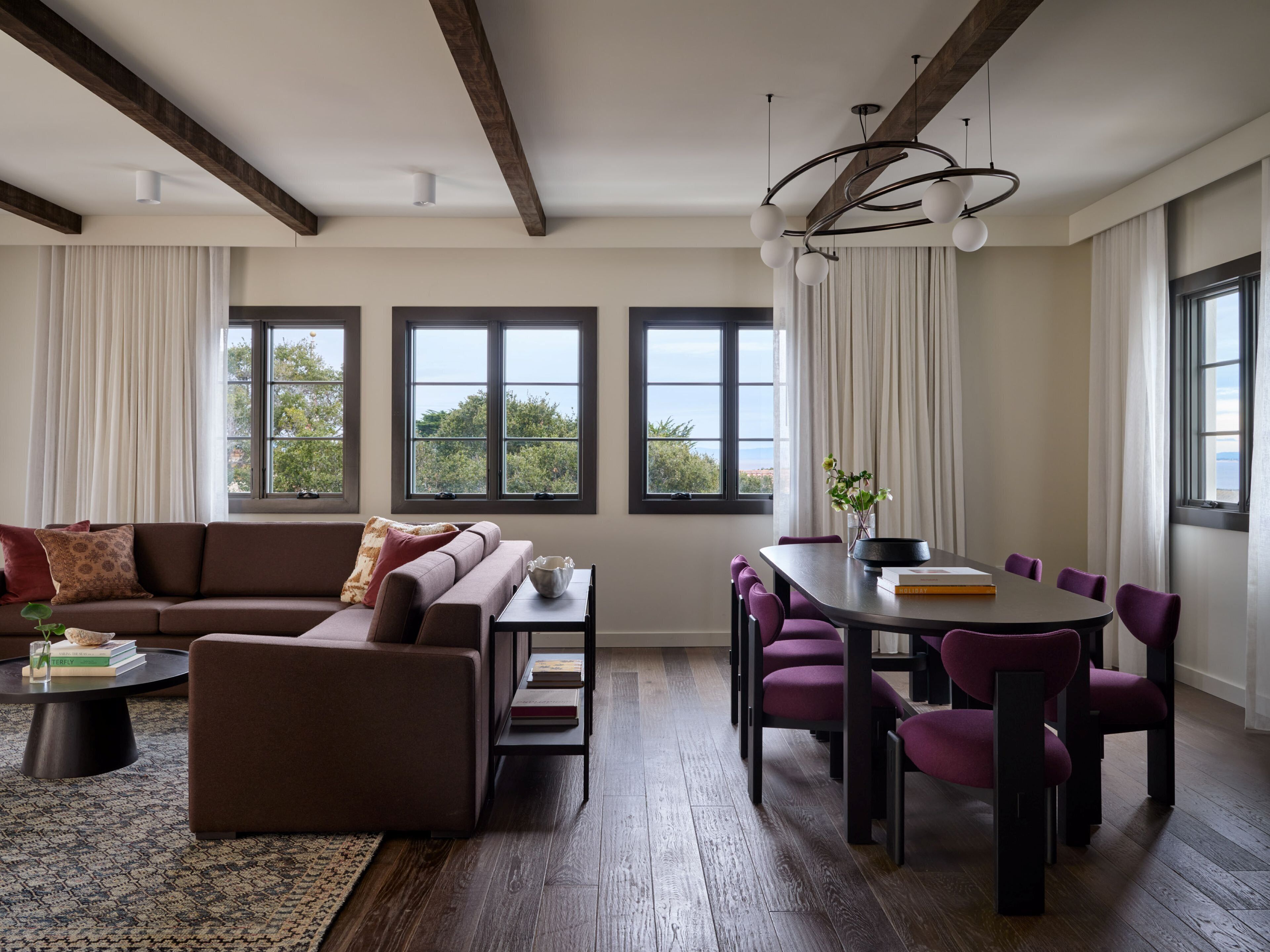 Ropa de cama de alta calidad, colchones con pillow-top y minibar 