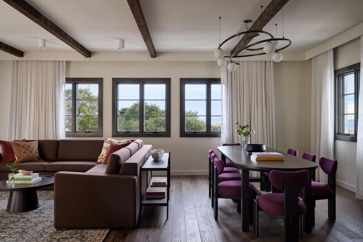 Ropa de cama de alta calidad, colchones con pillow-top y minibar