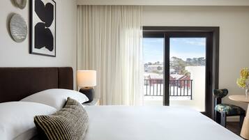 Ropa de cama de alta calidad, colchones con pillow-top y minibar