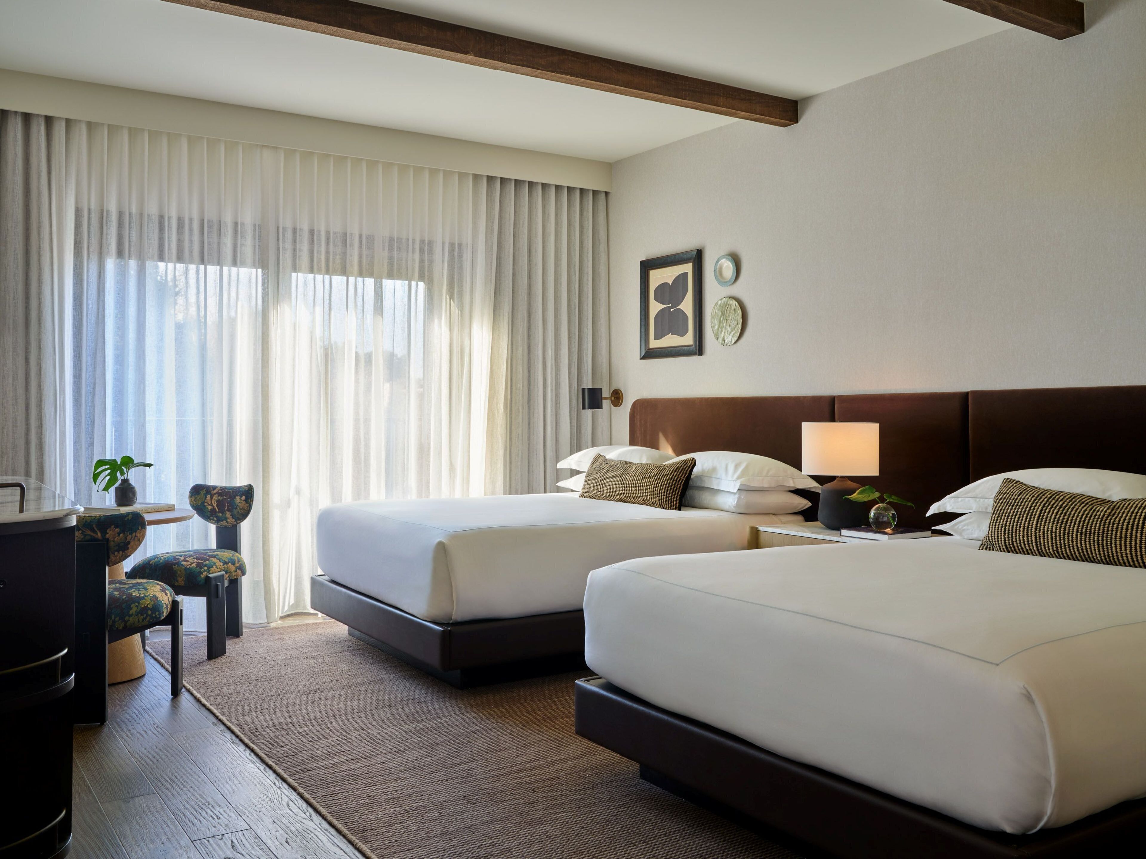 Ropa de cama de alta calidad, colchones con pillow-top y minibar 