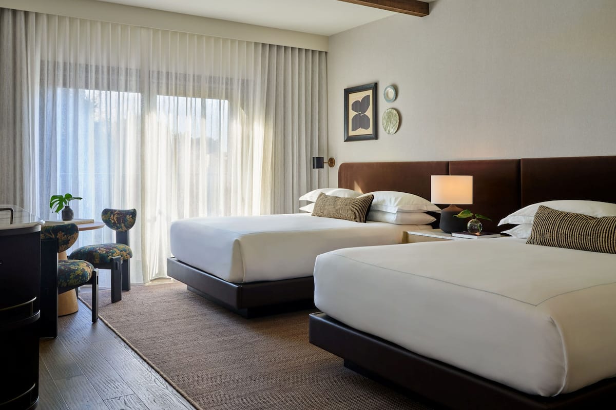 Ropa de cama de alta calidad, colchones con pillow-top y minibar