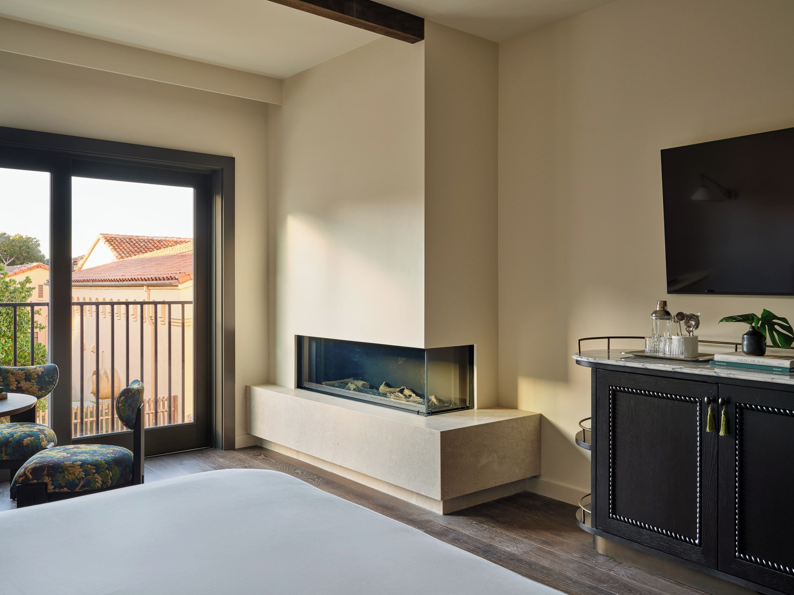 Ropa de cama de alta calidad, colchones con pillow-top y minibar 