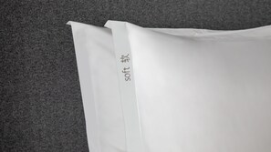 Premium bedding, down comforters, desk, laptop workspace - Holiday Inn Express Qingdao Downtown (Qingdao)