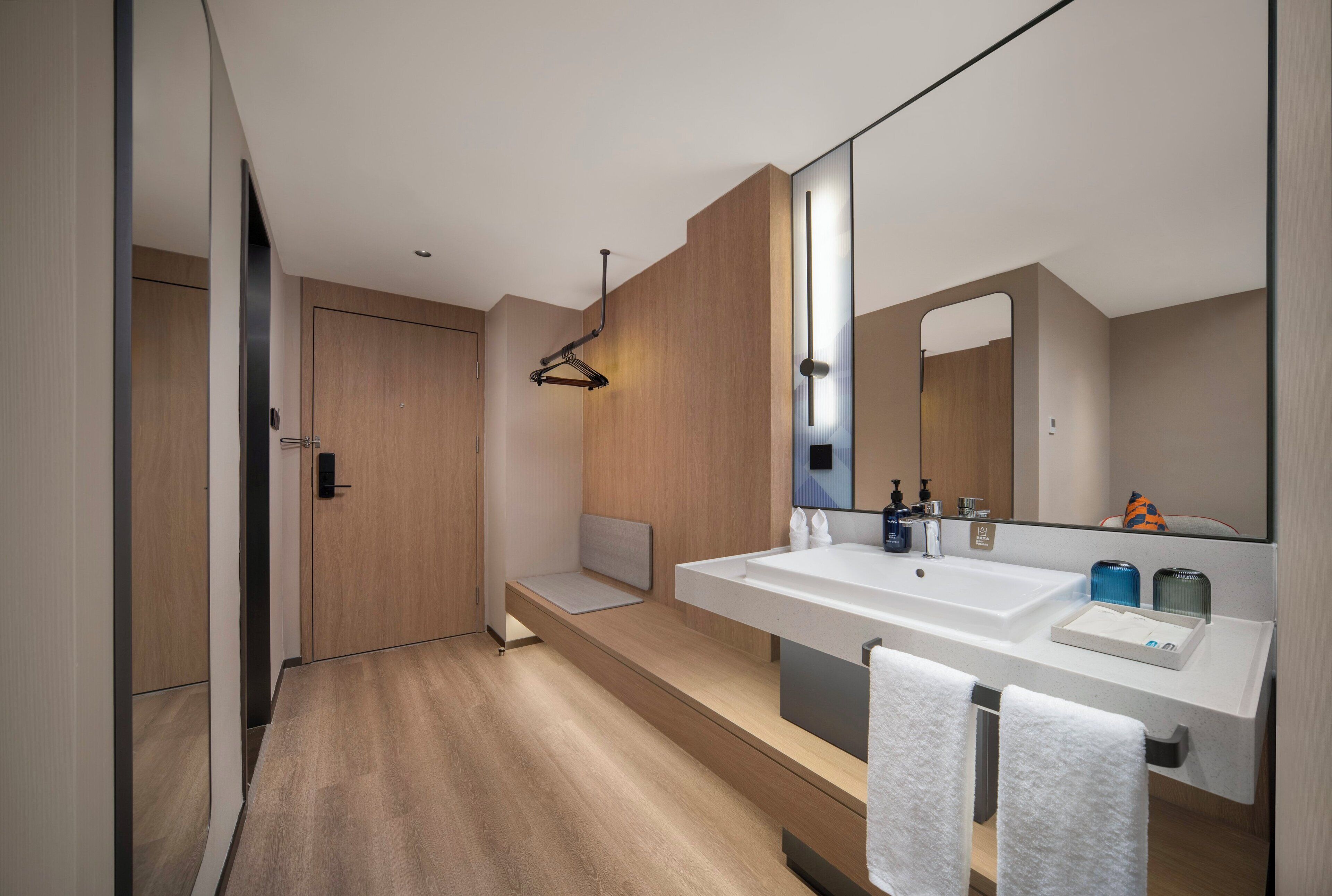 1 King Standard | Premium bedding, down duvets, desk, laptop workspace