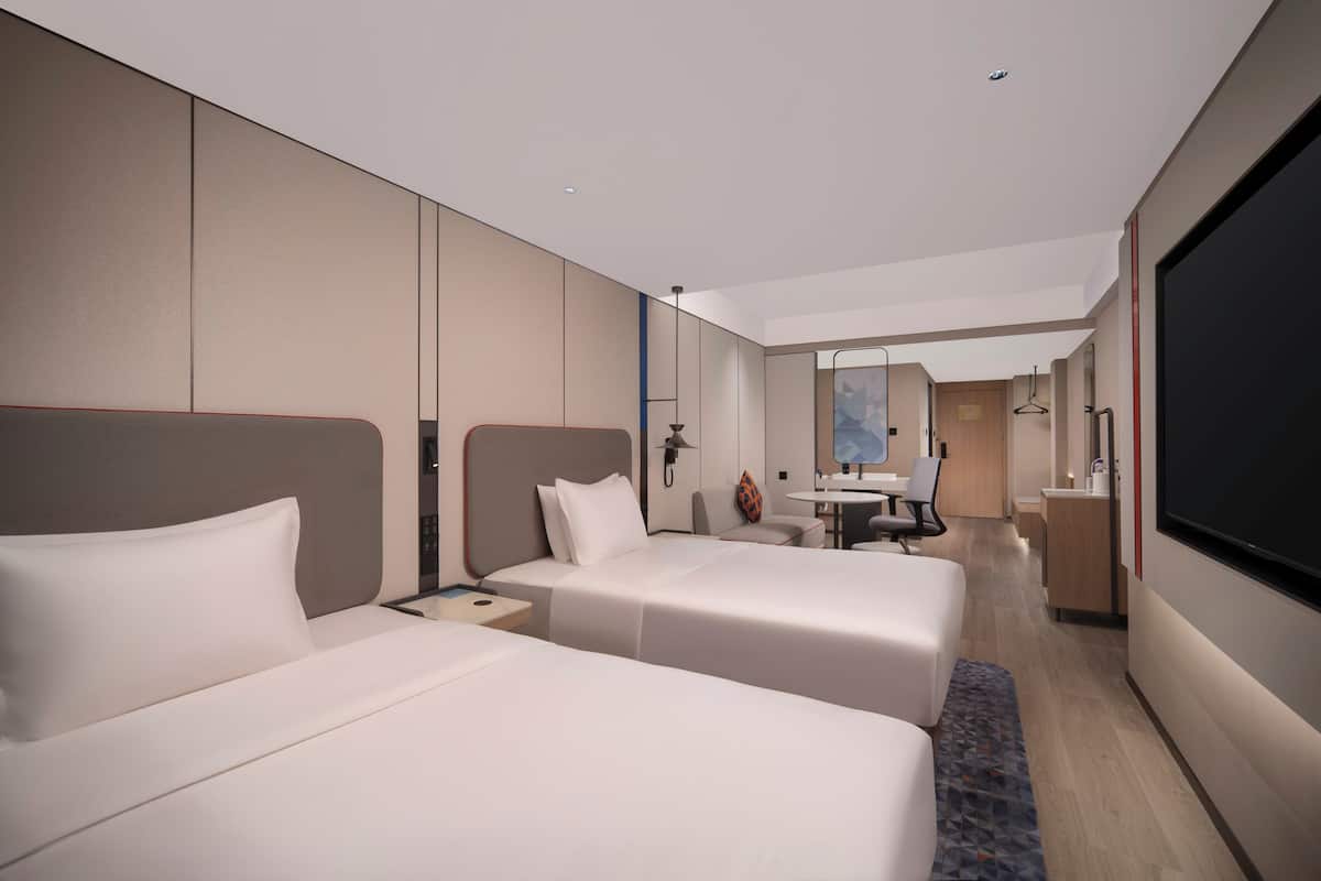 2 Double Standand | Premium bedding, down duvets, desk, laptop workspace