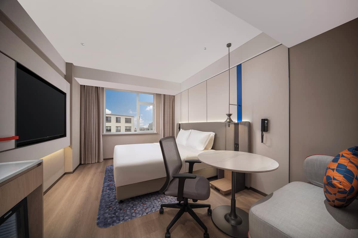1 Queen Standard | Premium bedding, down duvets, desk, laptop workspace