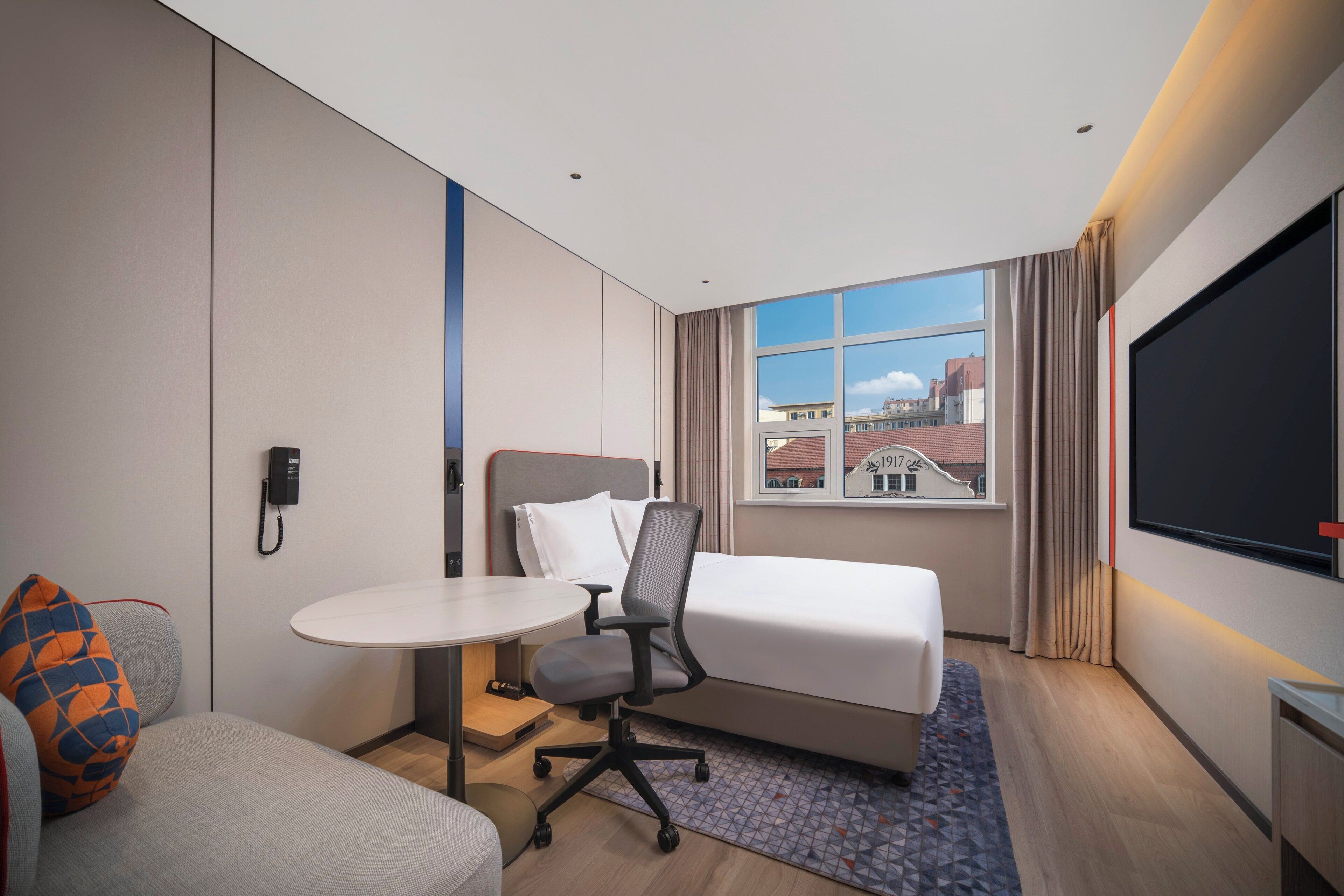 Standard Room, 1 Queen Bed, City View | Premium bedding, down duvets, desk, laptop workspace