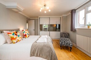 5 bedrooms, desk, iron/ironing board, WiFi