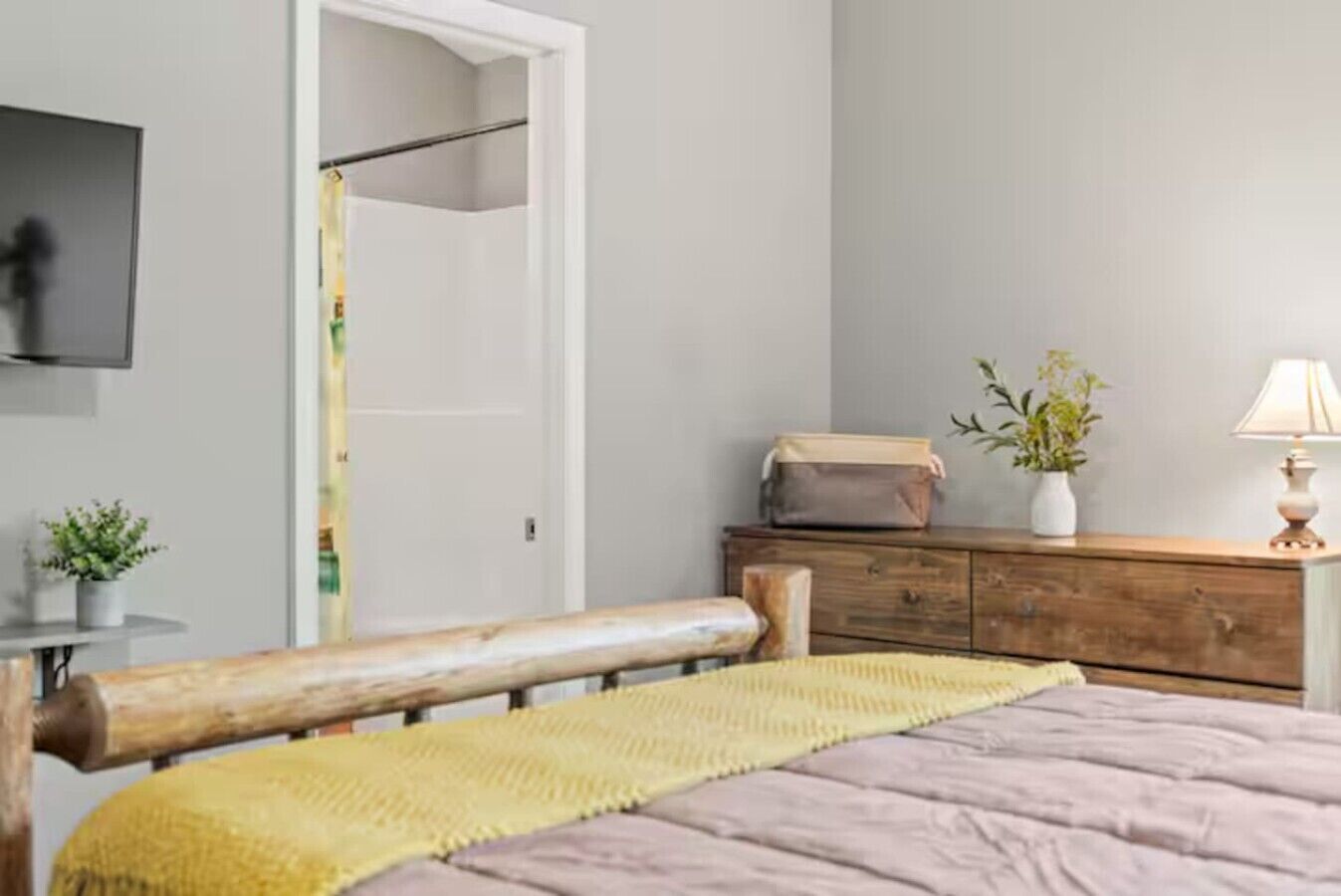 Desk, travel crib, WiFi, bed sheets