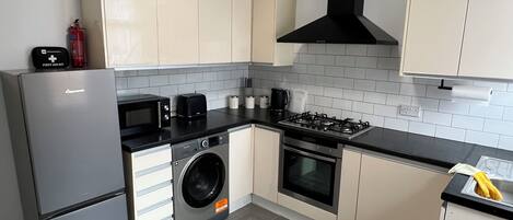 Refrigerador, horno, parrilla de estufa y lavavajillas