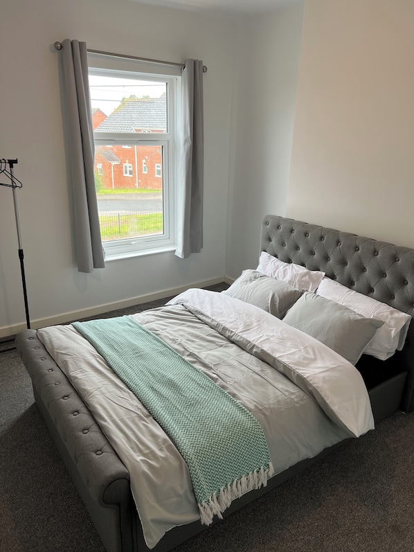 2 habitaciones, tabla de planchar con plancha, wifi y ropa de cama