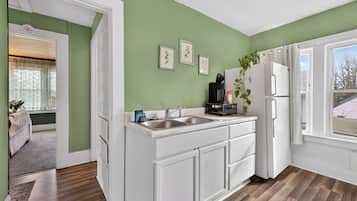 Réfrigérateur, micro-ondes, four, plaque de cuisson