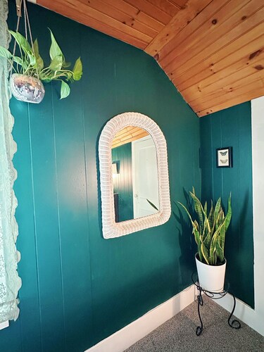 Cozy 1 bd apt-make you feel like home in the village of Liverpool