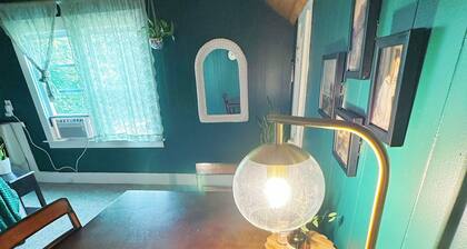 Cozy 1-bedroom apartment in lovely Liverpool with AC