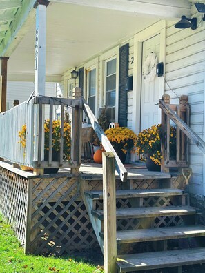 A wooden porch with a railing, steps, and potted plants. - Cozy 1 bd apt-make you feel like home in the village of Liverpool (Liverpool)