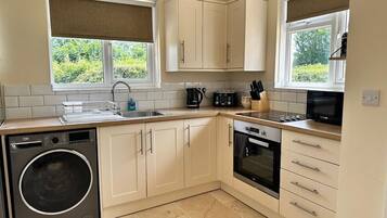 Coffee/tea maker, fridge, microwave, oven