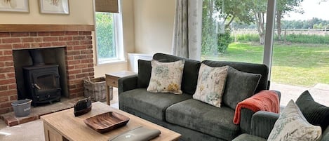 Smart-TV, Kamin, DVD-Player, Bücher