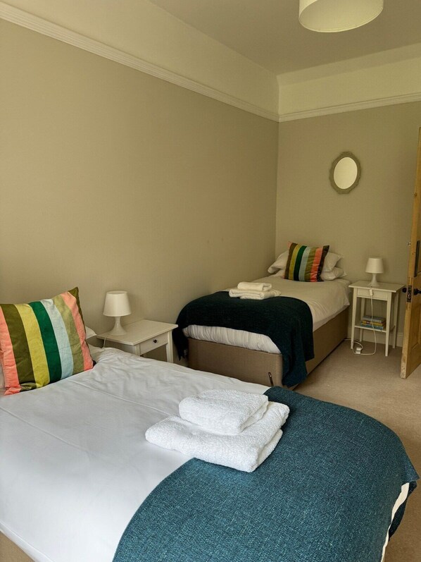 8 bedrooms, iron/ironing board, travel crib, WiFi (free) - Arnewood Manor - Countryside View (Sway)