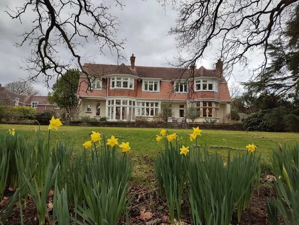 Exterior - Arnewood Manor - Countryside View (Sway)