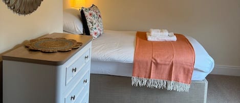 3 habitaciones, tabla de planchar con plancha y cuna de viaje