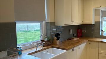 Coffee/tea maker, fridge, microwave, oven